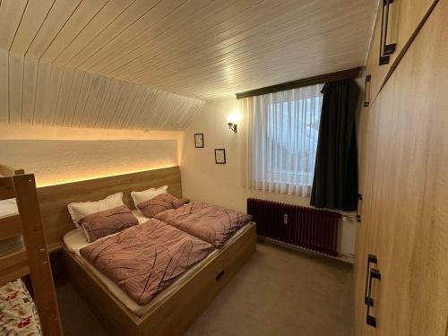 ein Schlafzimmer mit einem Bett in einem Zimmer mit einem Fenster in der Unterkunft Apartma Marni in Kranjska Gora