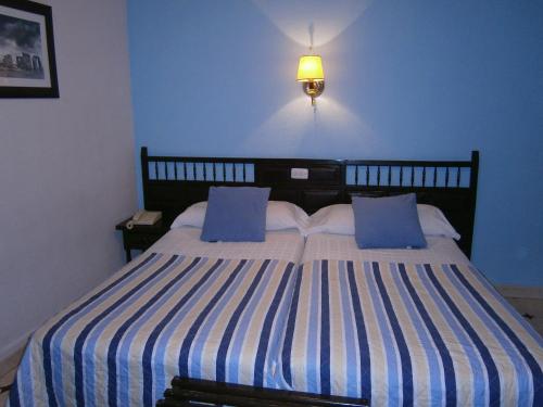 Ένα ή περισσότερα κρεβάτια σε δωμάτιο στο Hostal Residencia Avenida