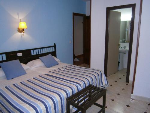 Ένα ή περισσότερα κρεβάτια σε δωμάτιο στο Hostal Residencia Avenida