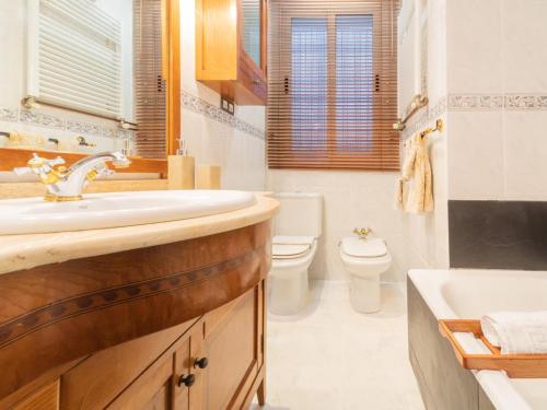 y baño con lavabo, aseo y bañera. en Pozas Accommodation by Next Stop Bilbao, en Bilbao