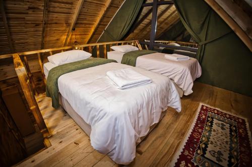 um quarto com duas camas numa tenda em Pınar Suit Bungalow em Ardeşen