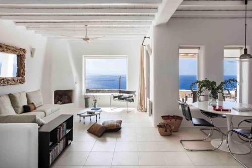 Elegant Seaside Villa, great views, infinity pool, Lia, Mykonos