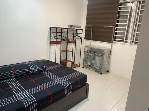 ein Schlafzimmer mit einem Bett und einem Wagen in einem Zimmer in der Unterkunft residensi condominium, taman melati, danau kota, gombak in Kuala Lumpur
