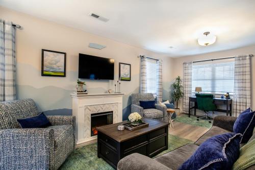 a living room with a fireplace and a tv at Blue Valley Inn - Hot Tub & Spacious Play Area! in Knoxville