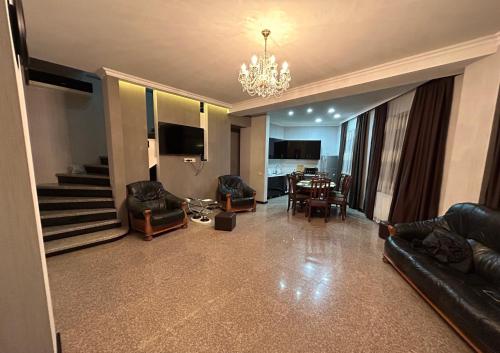Ruang duduk di New House in Old Tbilisi