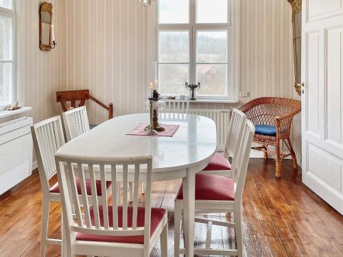 uma sala de jantar com uma mesa branca e cadeiras em Holiday home Edsbruk em Edsbruk