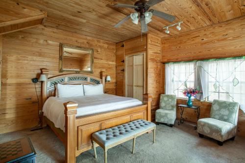 a bedroom with a bed and a ceiling fan at Lovers Paradise Hot Tub Grill Fireplace in Sevierville
