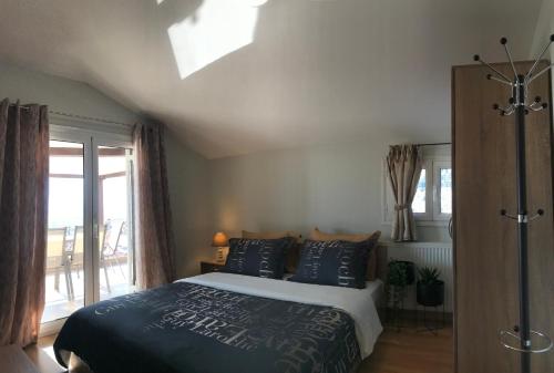1 dormitorio con cama y ventana grande en Kalliston - Meteora en Kalambaka