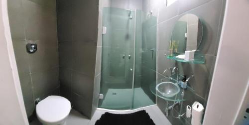 y baño con ducha, aseo y lavamanos. en Linda casa no Rio de Janeiro (Itanhangá), en Río de Janeiro