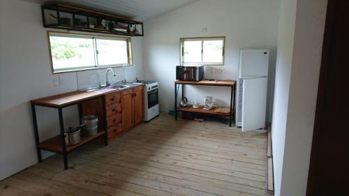 eine Küche mit einer Spüle und einem Kühlschrank in der Unterkunft Runa, Marcos de los Reyes villa serrana in Minas