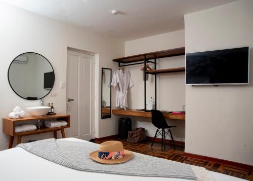 a bedroom with a hat on top of a bed at Lima 18 Boutique in Lima