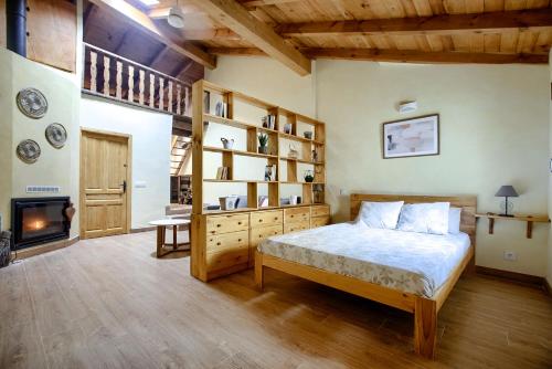 sypialnia z łóżkiem i kominkiem w obiekcie El Capricho de Brihuega w mieście Brihuega