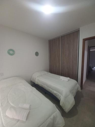 duas camas num quarto de hotel com em Departamento Moreno Park Bloque 16 em Luján de Cuyo