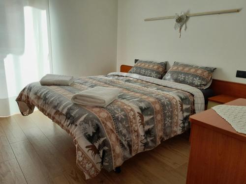 a bedroom with a bed with a blanket on it at Paragole in Pera