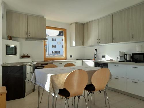 a kitchen with a table and chairs in it at Paragole in Pera
