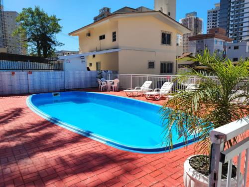 una piscina en la azotea de una casa en DK3 - CaSA COM 3 SUITES COM PISCINA BRUNO KLEMTZ, en Itapema