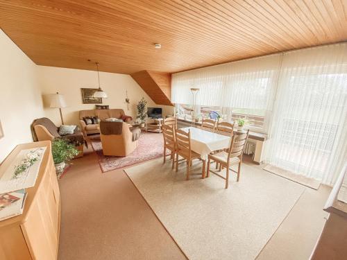a kitchen and living room with a table and chairs at Ferienwohnungen Schierbaum in Lembruch