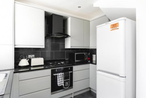 Una cocina o zona de cocina en Skyvillion - London Enfield 4 Bedroom Lush House Free Parking Garden