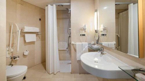 La salle de bains est pourvue d'un lavabo, de toilettes et d'une douche. dans l'établissement İncek boutiqe, à Golbası