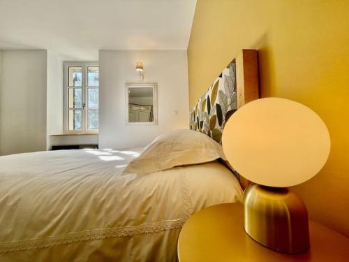 - une chambre avec un lit et une table avec une lampe dans l'établissement Jardin de la Garrigue - Maison 160m2 - Piscine, à Aragon