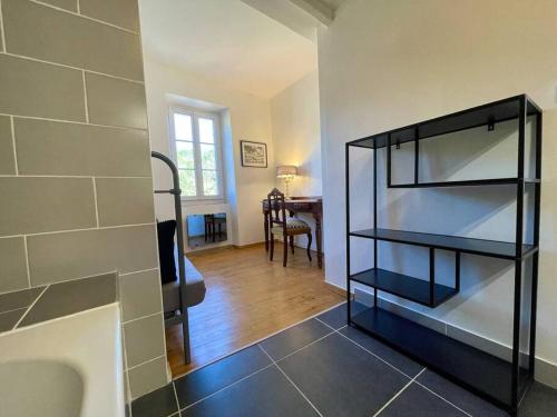 een badkamer met een zwarte plank in een kamer bij Jardin de la Garrigue - Maison 160m2 - Piscine in Aragon