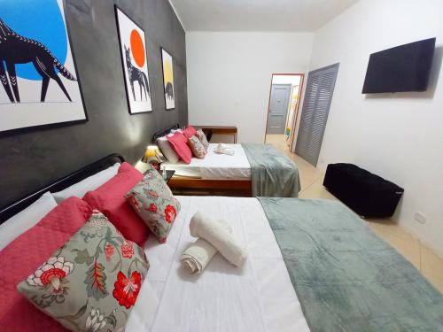Habitación de hotel con 2 camas y TV en Loft na Praia de Copacabana, maquina de lavar, en Río de Janeiro