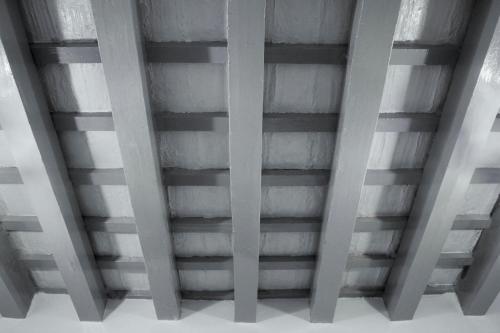 una foto en blanco y negro del techo en Casa Pangea en Vejer de la Frontera