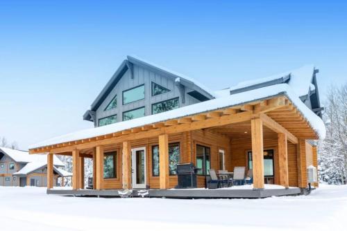 Waterfront Kelowna Cabin private hot tub sleeps 14