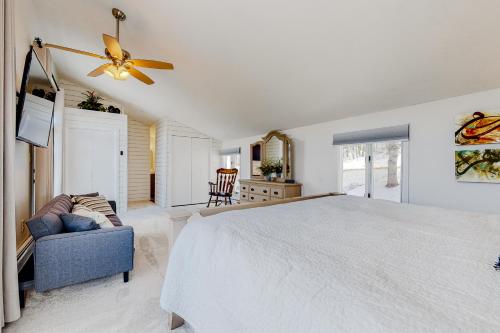 una camera con un letto bianco e un divano blu di Amazing View Retreat Home a Campton