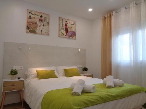 Villa MyRuedo في فوينخيرولا: غرفة نوم بسرير كبير عليها منشفتين