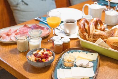 a table topped with a tray of food and bread at Gasthaus zum Schwan in Castell
