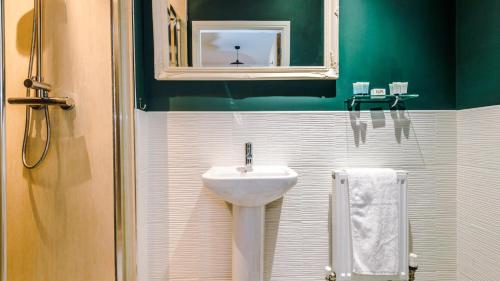 a bathroom with a sink and a mirror at Wharf View Townhouse Chester in Chester