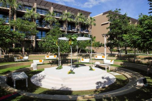a park in front of a building at JW Marriott Los Cabos Beach Resort & Spa in San José del Cabo