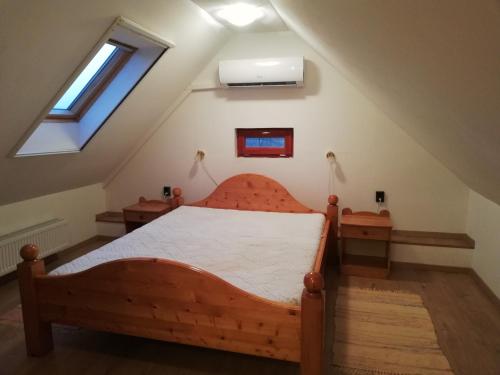 מיטה או מיטות בחדר ב-Jegenyés Birtok Vendégház