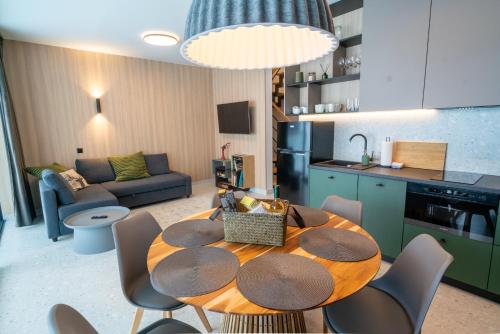 a kitchen and a dining room with a table and chairs at Campo Resort in Duszniki Zdrój