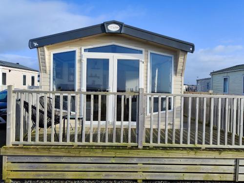 ein winziges Haus mit einem Pavillon in der Unterkunft Heysham seaview in Heysham