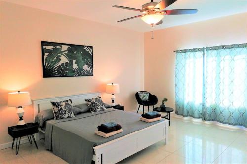Ein Bett oder Betten in einem Zimmer der Unterkunft Villa Magic Time - Oceanfront