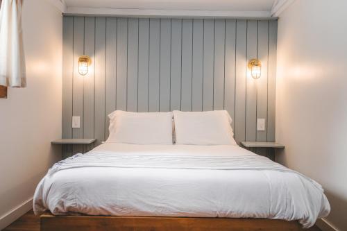 una camera da letto con un grande letto con due cuscini di Anchor Inn a Traverse City