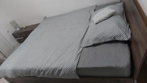 1 cama con edredón blanco y negro en Bili 2, en Paraćin