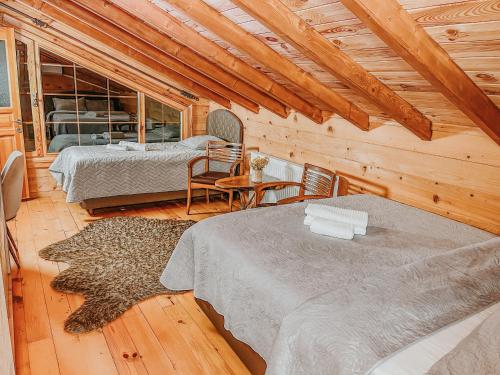 1 dormitorio con 2 camas en una cabaña de madera en Dere Evi, en Rize