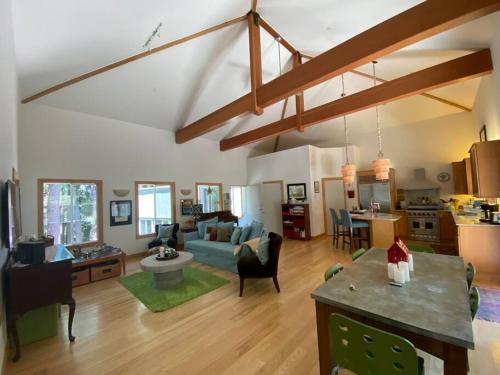 ein Wohnzimmer mit einem Sofa und einem Tisch in der Unterkunft Stunning Guest House Nestled within the Redwoods in Corte Madera