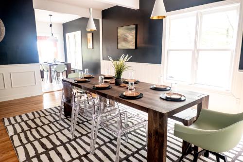 - une salle à manger avec une table et des chaises en bois dans l'établissement Spacious Luxury Mountaintop Estate, Views, Hot Tub, Game Room, à Mills River