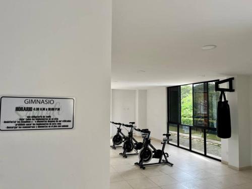 a row of exercise bikes in a room with a wall at Elegante apartamento in Cartago