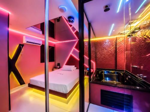 圣保罗Adrenalina Motel Itaquera - Arena Corinthians的卧室配有床和浴缸