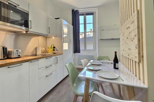 アヴィニョンにあるLE PALAIS DES PAPES - AVIGNONSMILEのキッチン(テーブル、椅子、ワイン1本付)