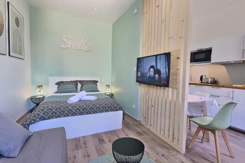 アヴィニョンにあるLE PALAIS DES PAPES - AVIGNONSMILEの小さなベッドルーム(ベッド1台付)、キッチンが備わります。