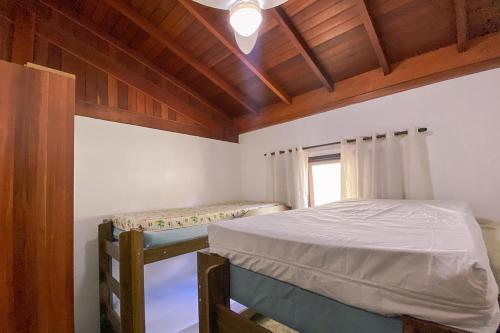 een slaapkamer met een bed en een raam bij Chacara com churrasq, piscina e lazer - Socorro SP in Socorro