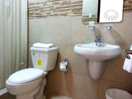 La salle de bains est pourvue de toilettes et d'un lavabo. dans l'établissement Buenavista Place Hotel, à Bahía de Caráquez