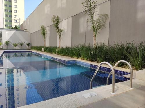 una piscina en medio de un edificio en Flat completo com piscina, 50m do metrô Brás!, en São Paulo