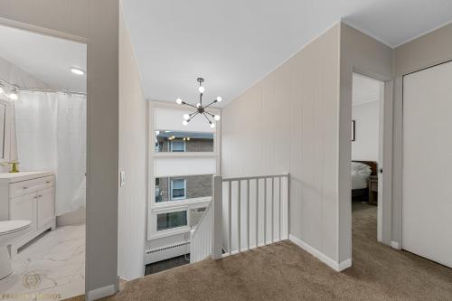 ein Bad mit einer Treppe, die zu einem Schlafzimmer führt in der Unterkunft Northside FAMLYNEST Lincoln Sq 4BR 2BA 2P Rare find in Chicago